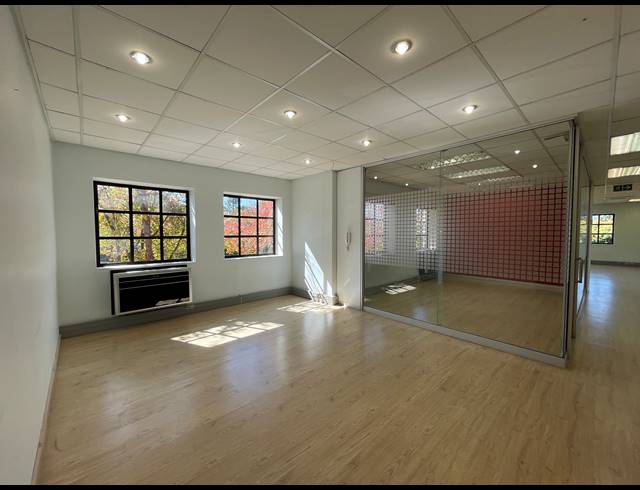 224.60M² OFFICE TO LET IN LYME PARK